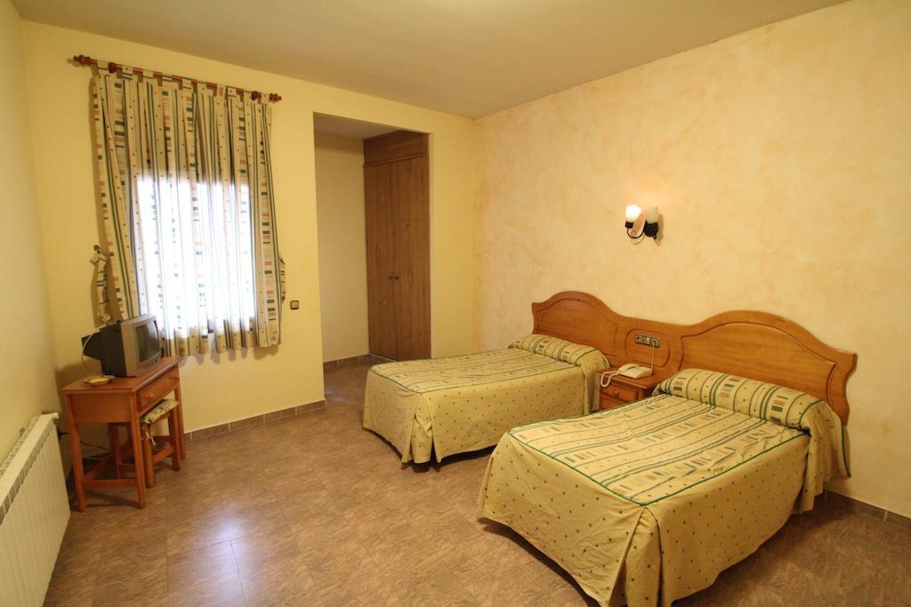 Hostal Restaurante Cuatro Caminos Calera y Chozas Room photo